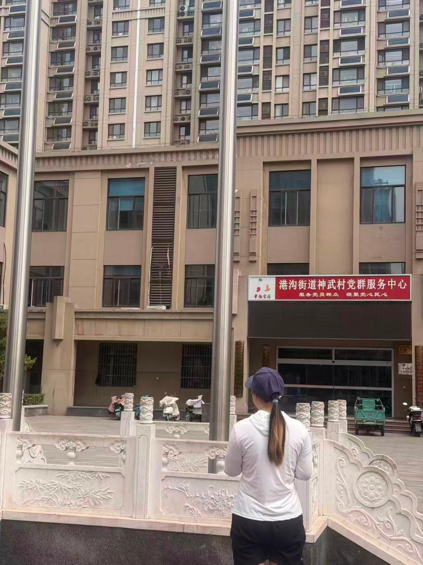 团队成员和港沟街道合影