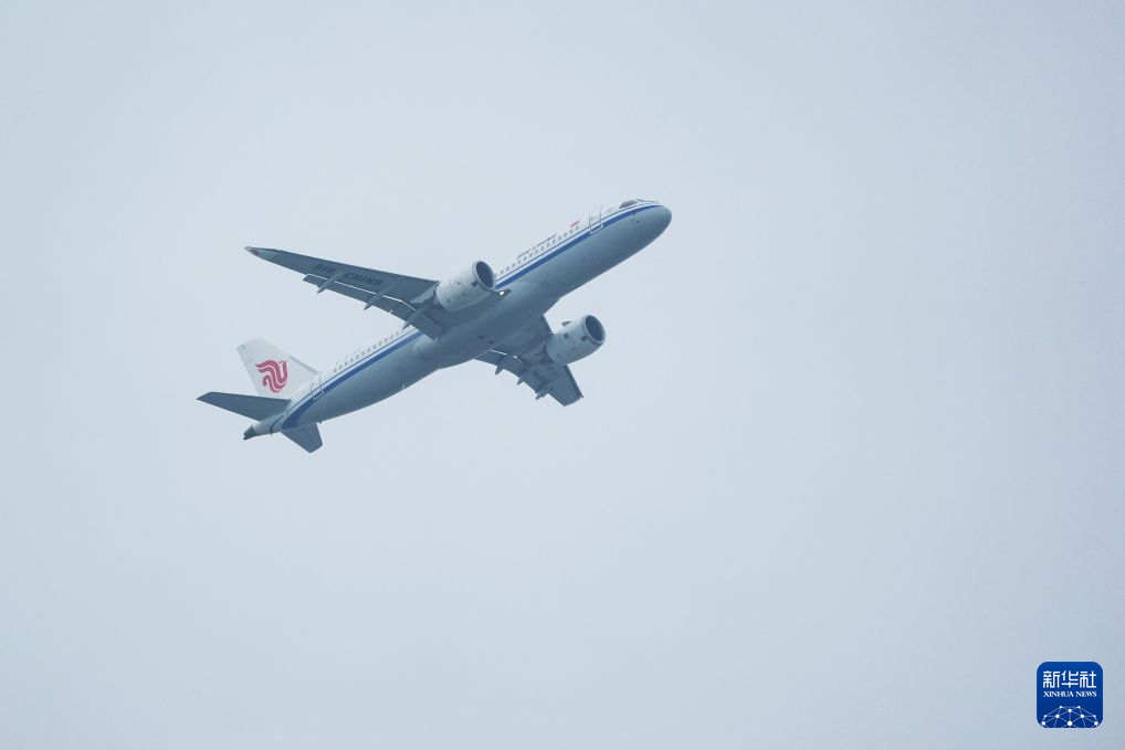 8月12日,国产大飞机C919从首都机场起飞。新华社记者 谢晗 摄
