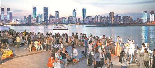 南昌：一江灯火盛 游客踏夜来（图）