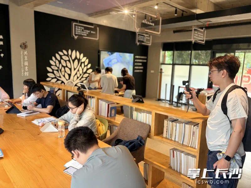 圭塘河书院内，市民在看书、学习。