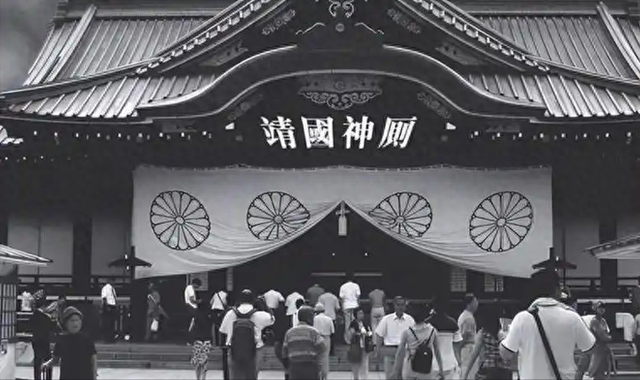 别被假象骗了！日本大师高喊“败坏靖国神社”，一份民调揭开真相