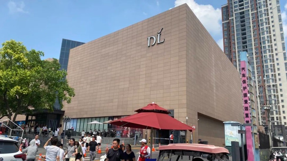 胖东来郑州店招 100 名边防军人 +20 名刑释人员：企业兜底「社会融合」职能，是进步还是错位？