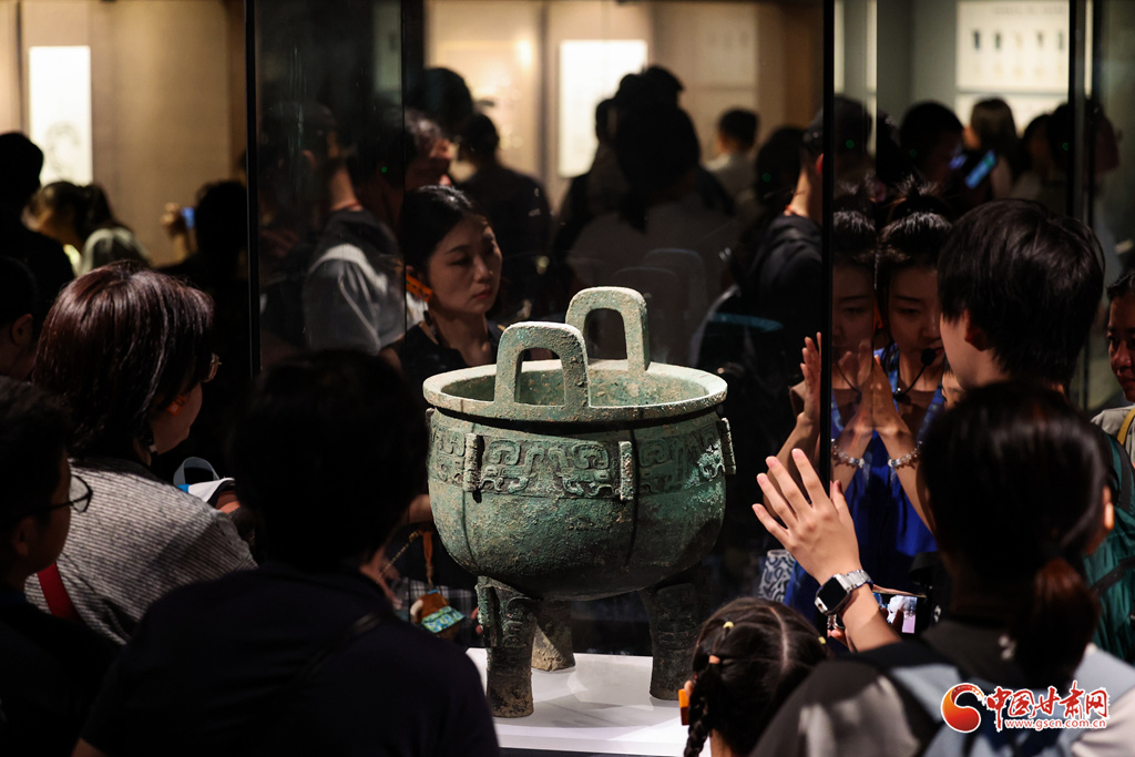 8月11日,家长与孩子在甘肃省博物馆二楼丝绸之路文明展厅驻足观展。