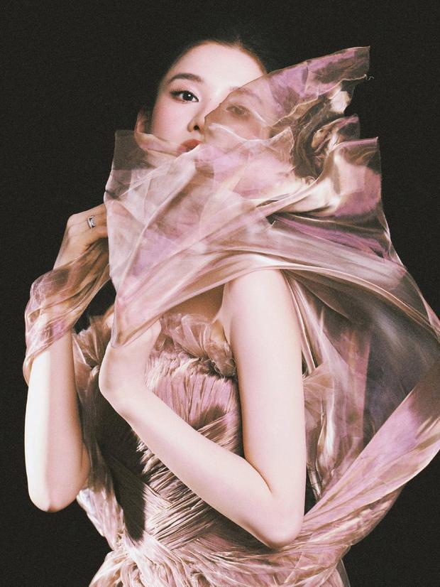 张婧仪拍摄氛围感大片。