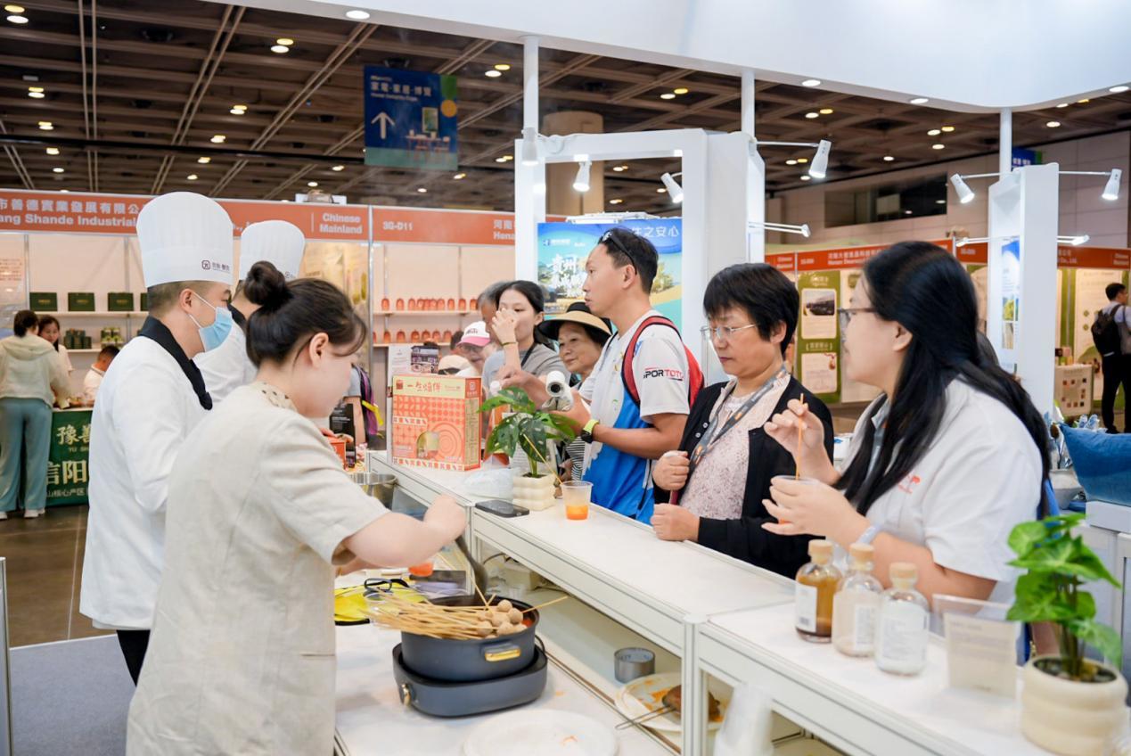 图 | 观众驻足品尝贵旅集团自研特色美食