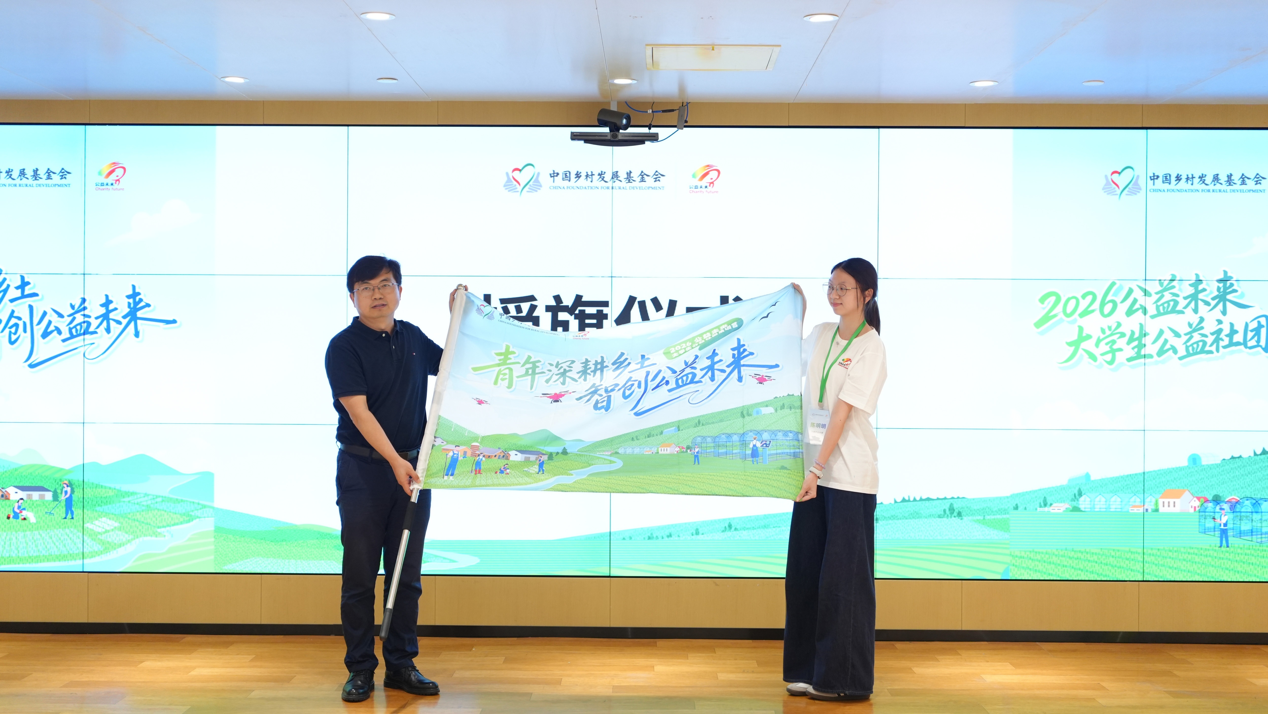 图:陈红涛秘书长为营员代表授旗