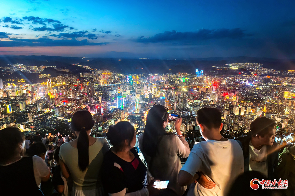 8月6日,游客在兰州市城关区兰山公园三台阁拍摄观赏夜景。
