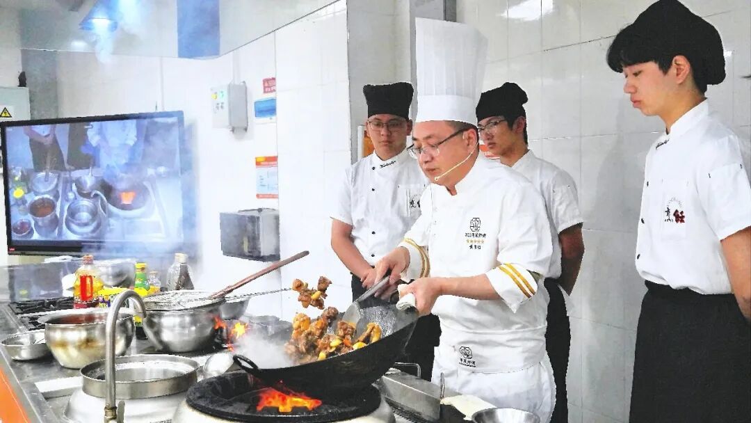 黄勇强正在教学。