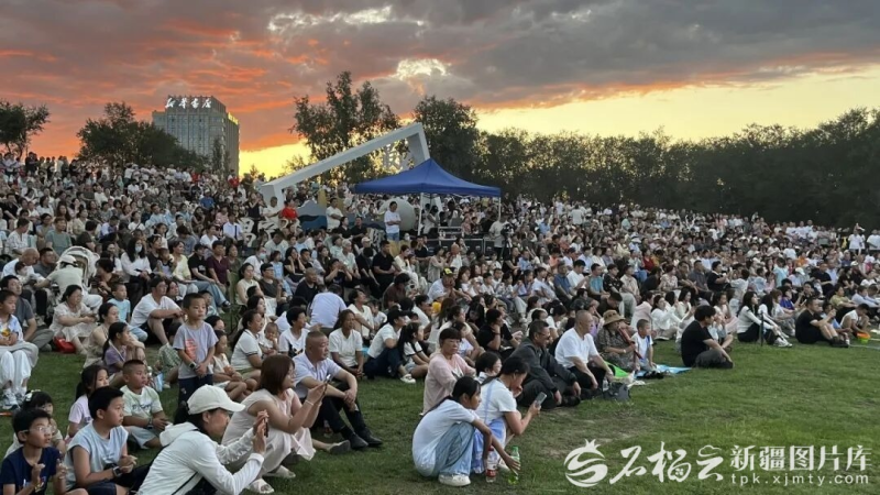 “我们的时光 草坪音乐会”在昌吉市滨湖河中央公园昌宁塔景观区举行。祖菲亚 摄
