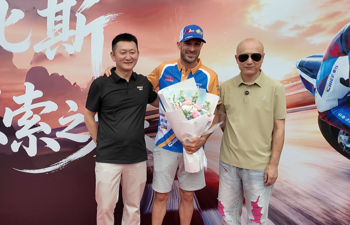德比斯与粉丝合影