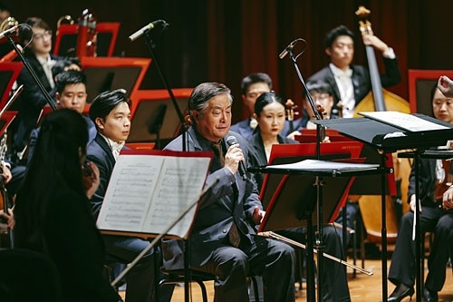 一名朗诵者正全身心投入演出。