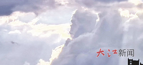 8月10日,南昌赣江上空现罕见台风云景,云层形成各种造型。