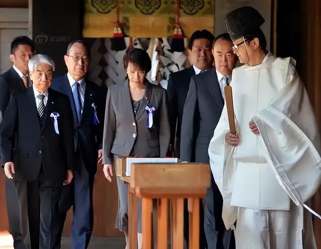 别被假象骗了！日本大师高喊“败坏靖国神社”，一份民调揭开真相
