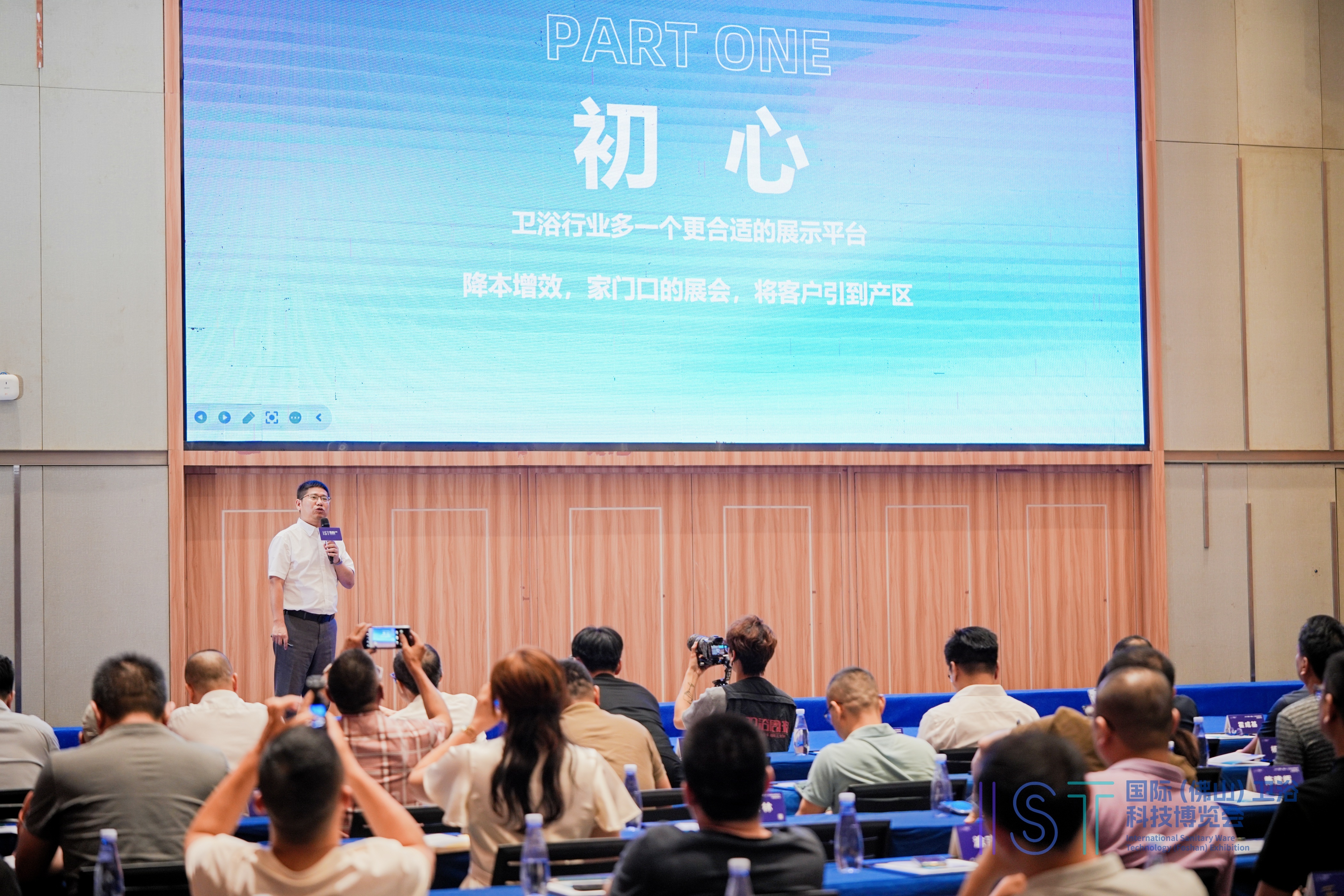 （图：佛山市卫浴洁具行业协会秘书长刘文贵）