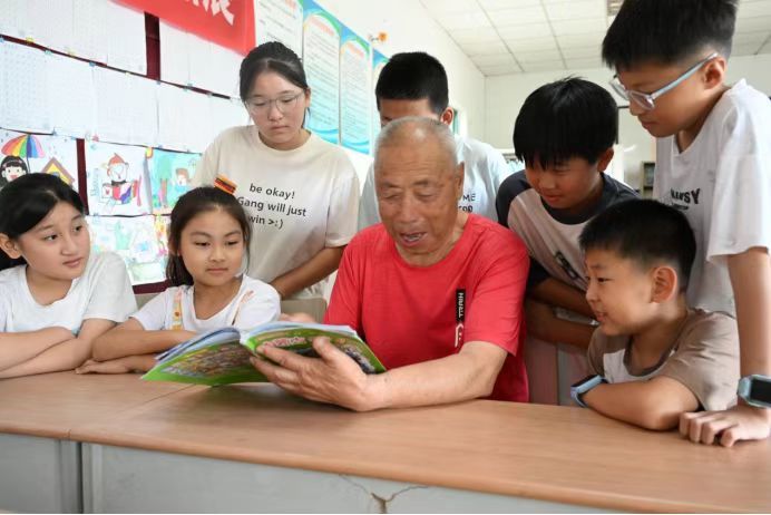 青岛乡里乡亲丨文明乡风好人好事 江敦仁:“老校长”守望育人路,二十年无偿开办村级暑期辅导班