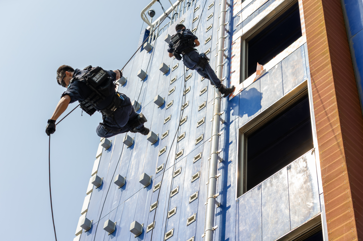 特警战力赢喝彩 少警热情燃警营 深圳公安举办2026年常态化警营开放日特警支队专场活动