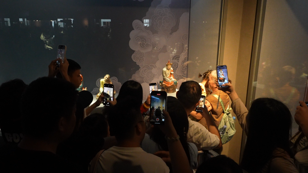 景德镇中国陶瓷博物馆的展品“沉思罗汉”吸引了许多游客驻足拍照。(全媒体见习记者 姚鸿韬 摄)