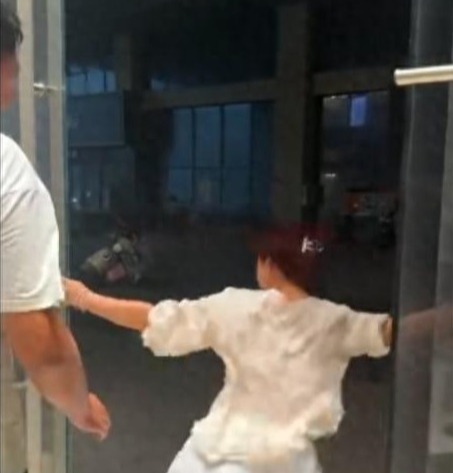 狂风中关门玻璃突然爆裂！安徽一女子被扎伤，店方回应