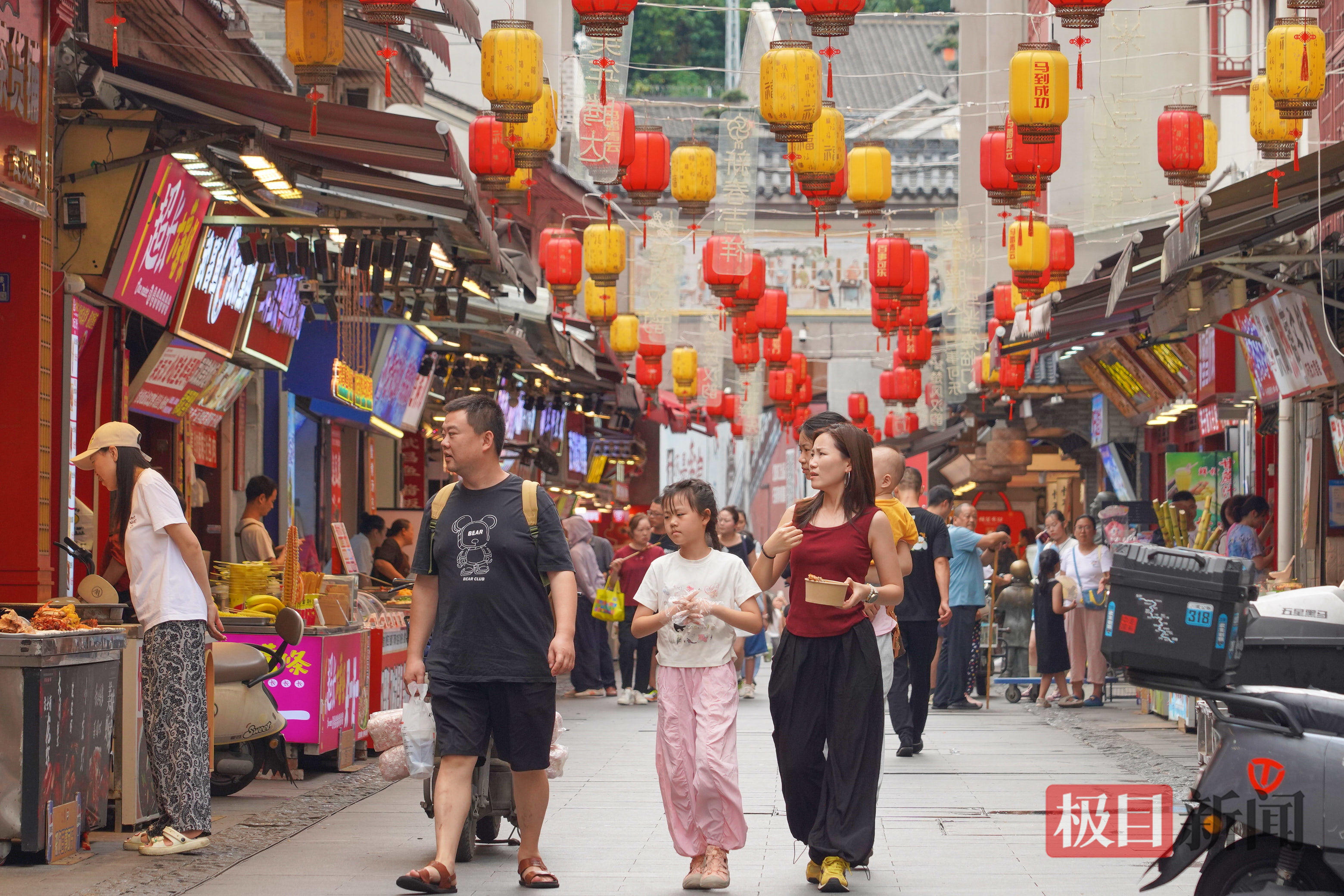户部巷人头攒动