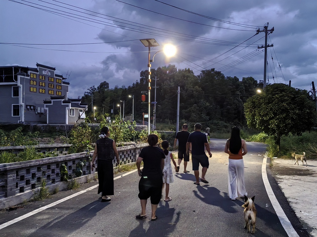 爱心接力送光明 点亮山村百姓心 150盏爱心路灯照亮了陈天华故里