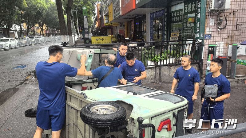 消防员在救助被困老人。 通讯员 刘伟 摄