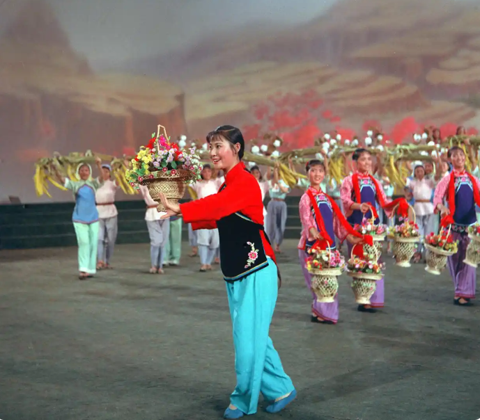 郭兰英在音乐舞蹈史诗《东方红》中演唱《南泥湾》