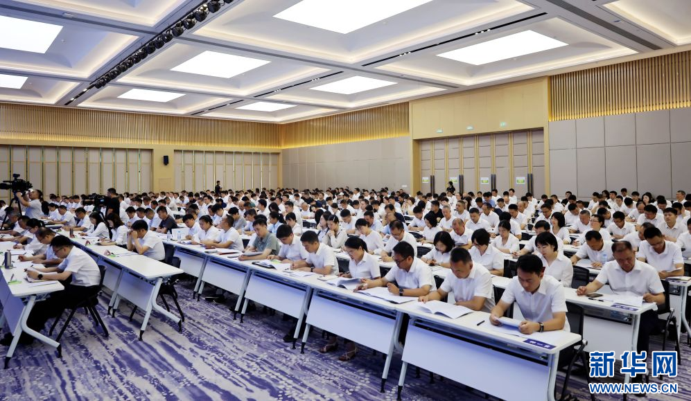 安义县推动产业高质量发展暨全员招商动员大会现场。新华网 王晓震 摄