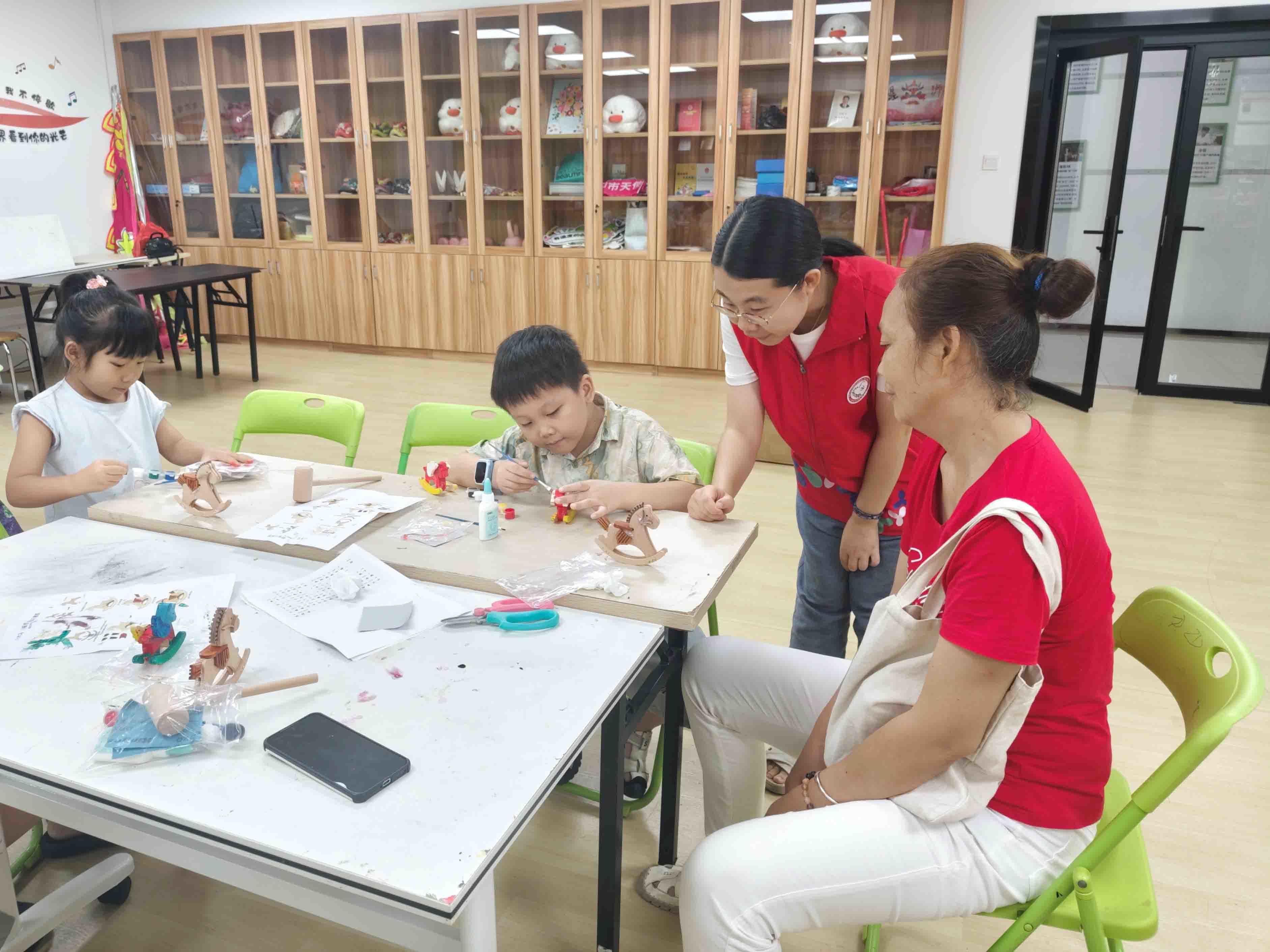 西乡街道固戍社区亲子同乐用心“焕新”老故事，点亮暑期时光