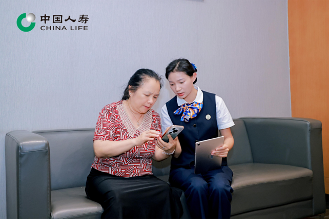 图:柜面服务人员指导客户线上办理业务