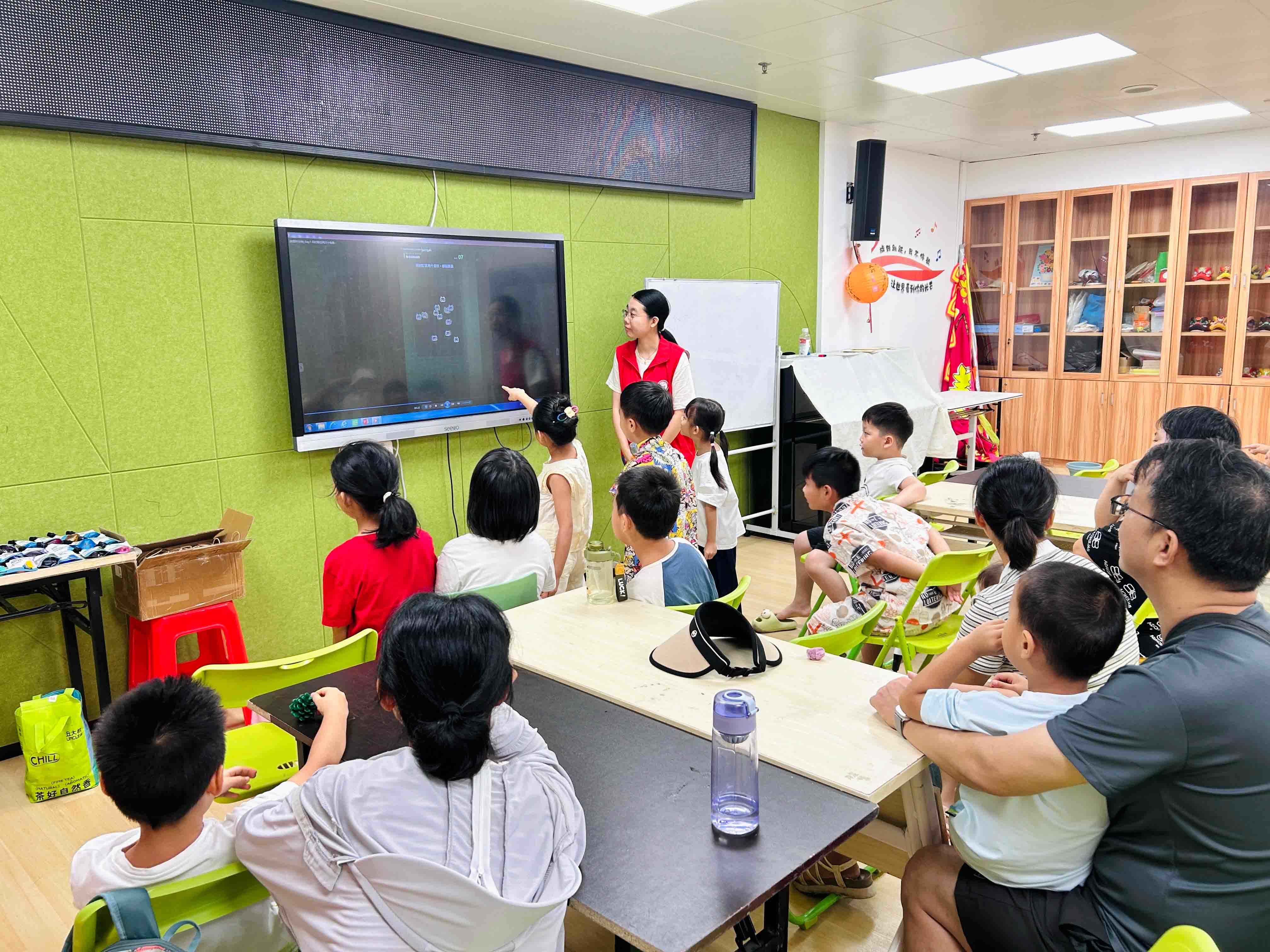 西乡街道固戍社区亲子同乐用心“焕新”老故事，点亮暑期时光