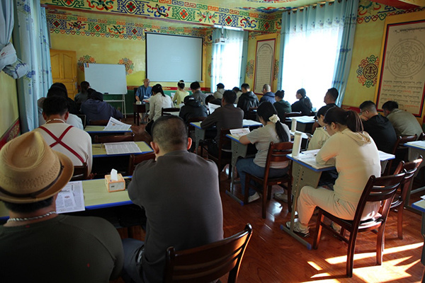 中国逻辑学会因明专业委员会主任、博士生导师顺真向培训班学员授课