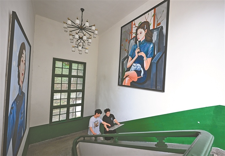 和合伙人讨论瓷画作品。