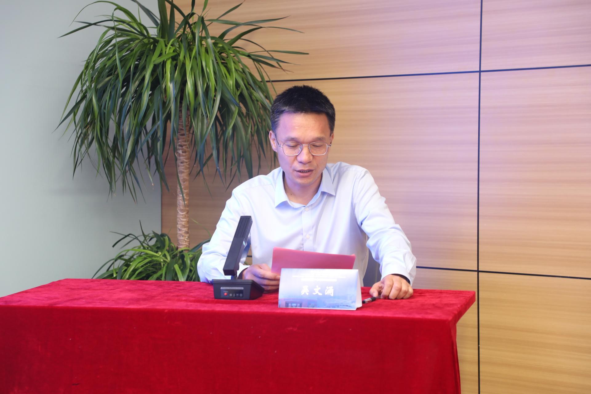 安徽第二医学院副校长吴文涌主持论坛