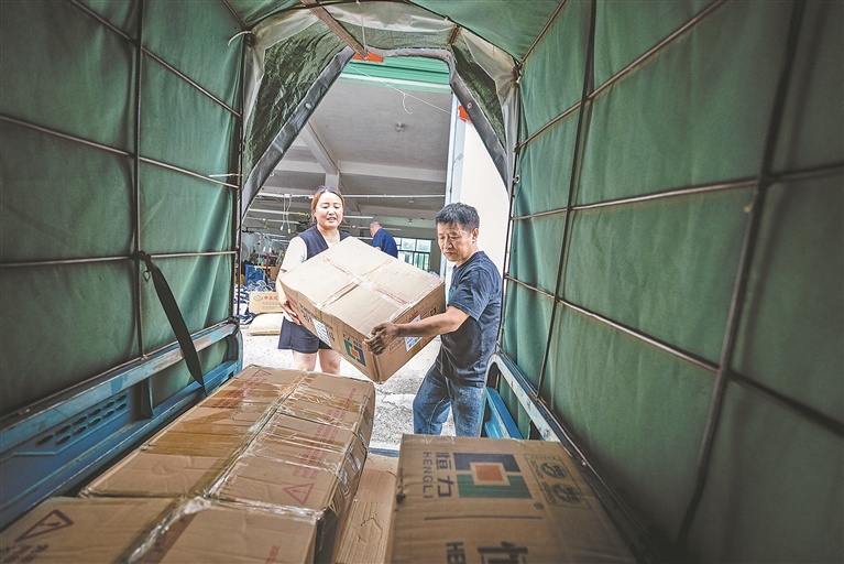 王秀娟和丈夫王登云将产品装车,准备发往外地。