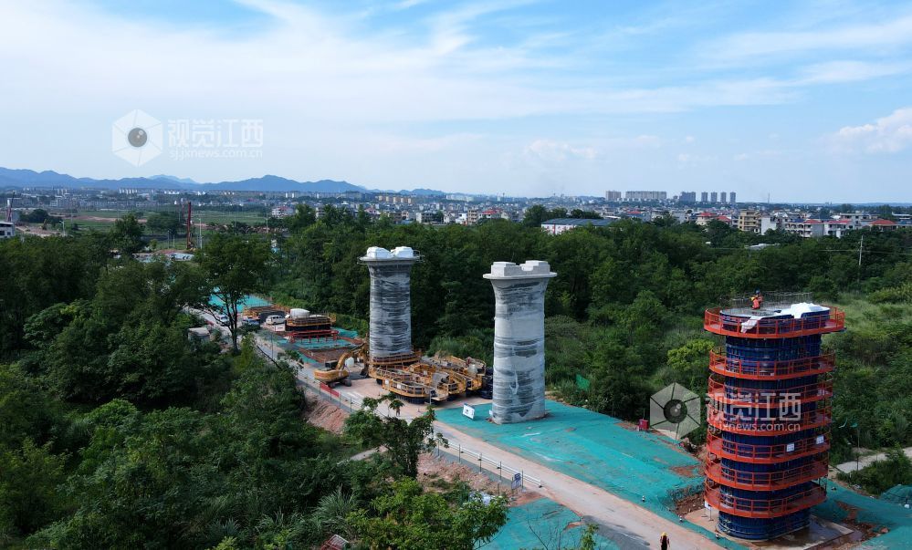 2026年8月10日,江西省遂川县长赣高铁项目施工现场热火朝天一派繁忙。江西交工集团长赣高铁7标段建设者不惧高温酷暑,坚守施工一线,有序开展钢筋绑扎、墩身施工、焊接作业、精密测量等各项工序,项目建设稳步高效推进。