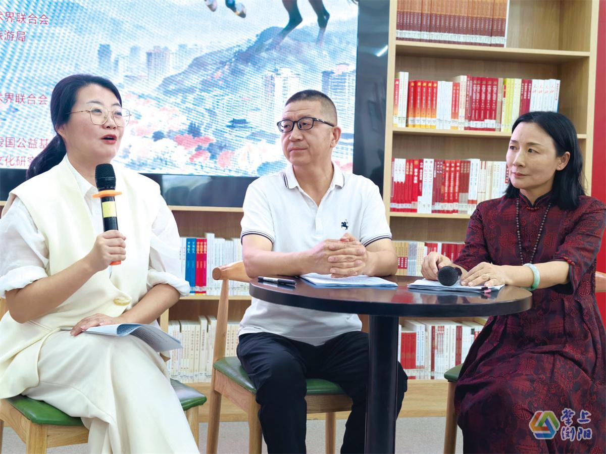 8月1日下午，“拔剑欲高歌——我心中的谭嗣同”专题读书分享会在兰州市图书馆举行，谭裔（左）、彭晓玲（右）、赵武明（中）三位嘉宾共同探讨谭嗣同在甘肃的成长记忆。熊剑摄
