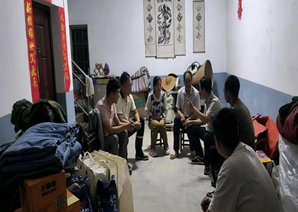 妥善安置受威胁群众到安置点照片