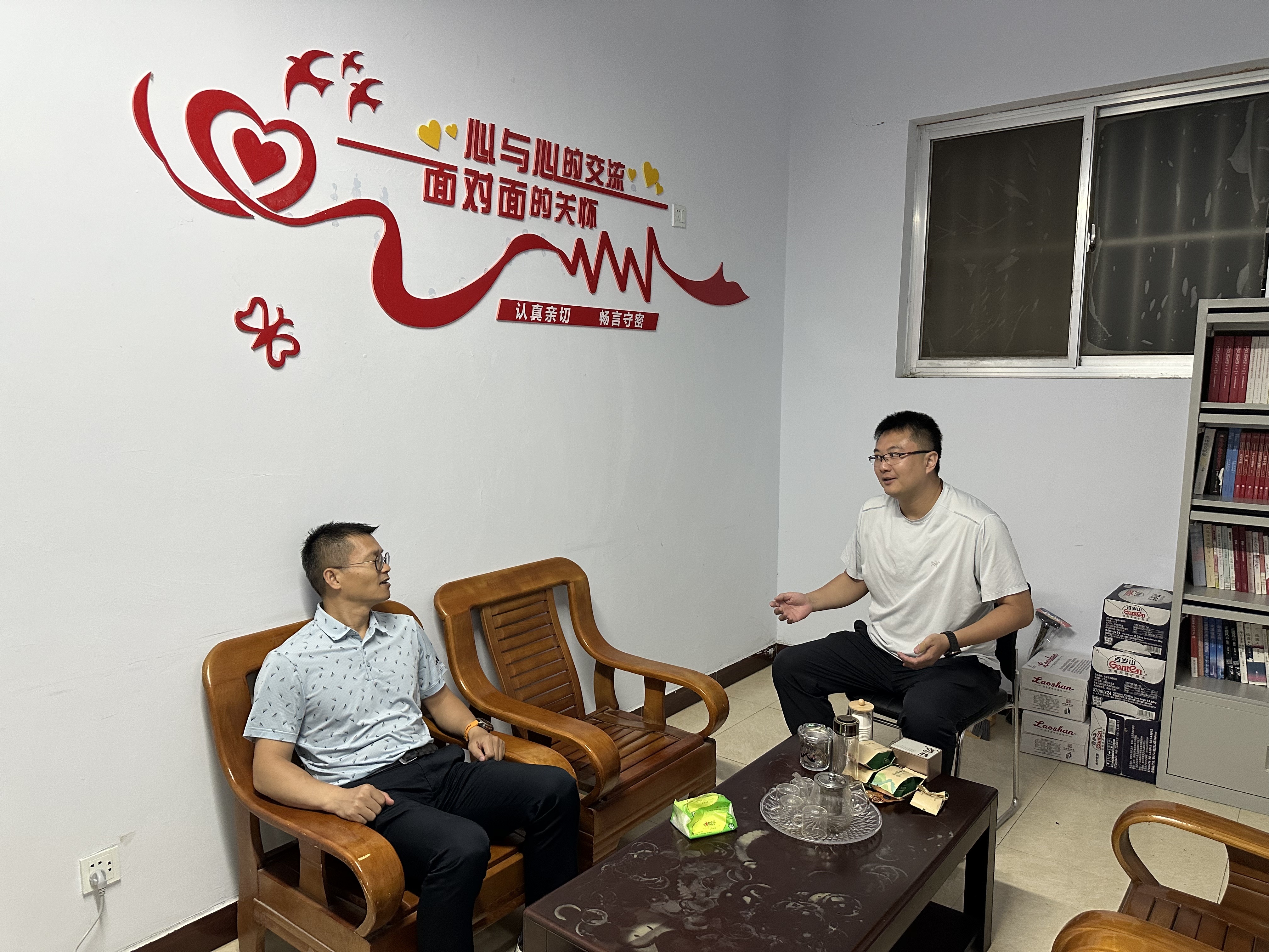 青岛乡里乡亲丨文明乡风好人好事 雨润红枫恳谈室:拉个家常解疙瘩,98件烦心事消在炕头边
