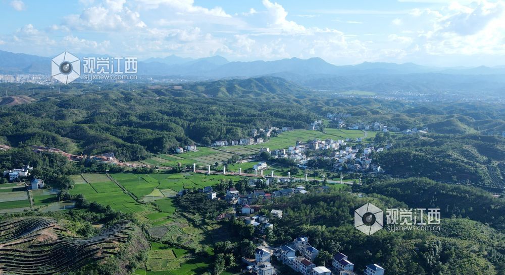 2026年8月10日,江西省遂川县长赣高铁项目施工现场热火朝天一派繁忙。江西交工集团长赣高铁7标段建设者不惧高温酷暑,坚守施工一线,有序开展钢筋绑扎、墩身施工、焊接作业、精密测量等各项工序,项目建设稳步高效推进。