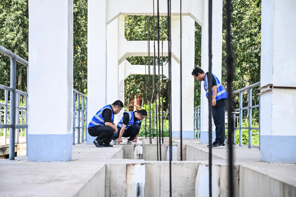 8月10日，邱县水利局的工作人员在老沙河小屯水闸进行防汛巡查。
