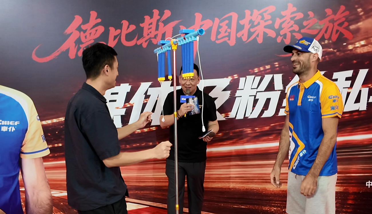 德比斯与粉丝进行游戏互动