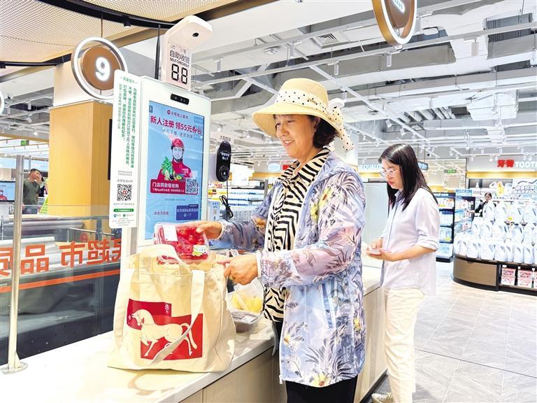 市民使用自备帆布袋在超市购物