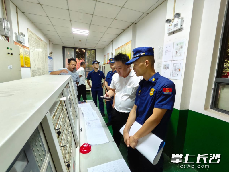 长沙经开消防在进行检查。 长沙晚报通讯员 杨璐林 摄