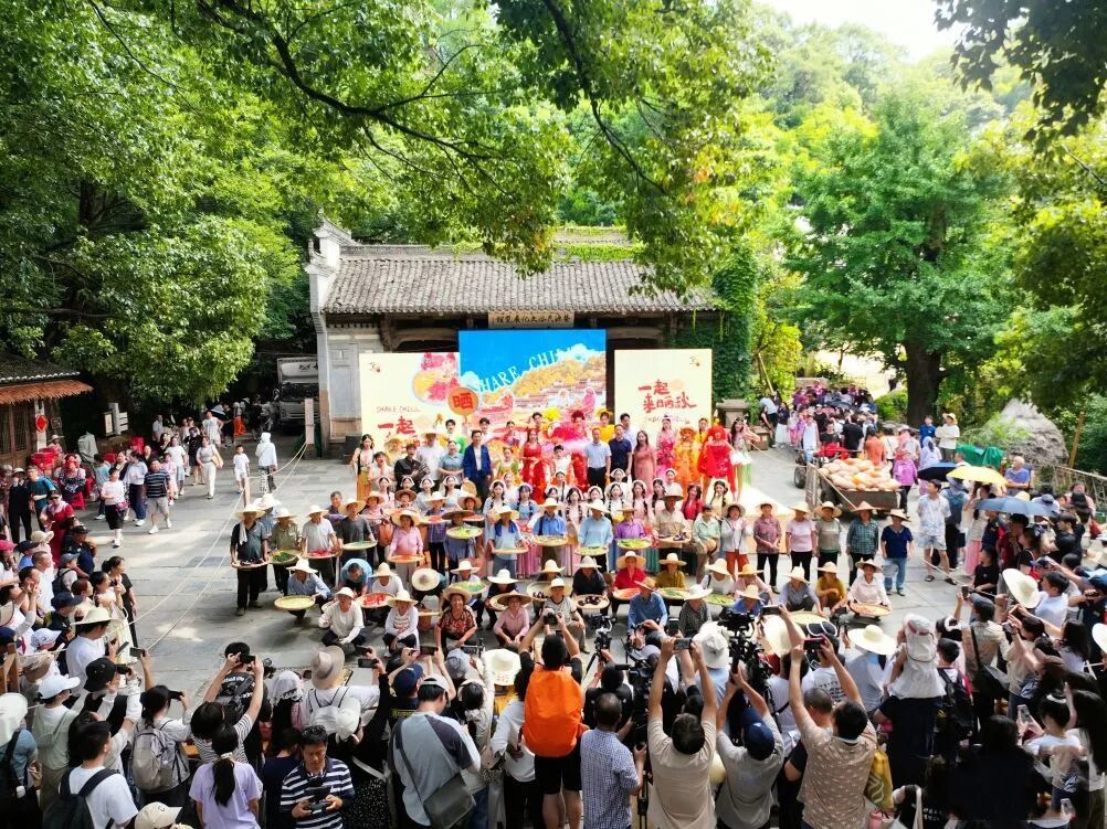 8月7日,第十二届篁岭晒秋文化季拉开帷幕。(新华社发)