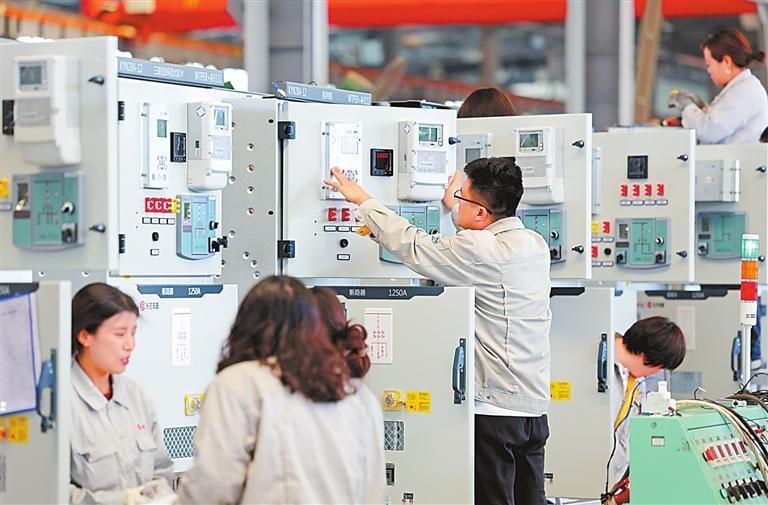 天水长城控制电器有限责任公司工作人员在组装机柜 新甘肃·甘肃日报记者 高樯