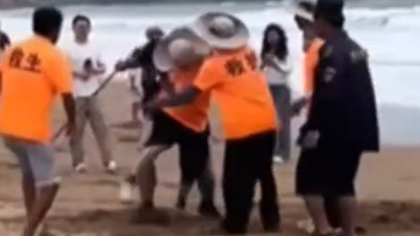 青岛海水浴场员工起冲突