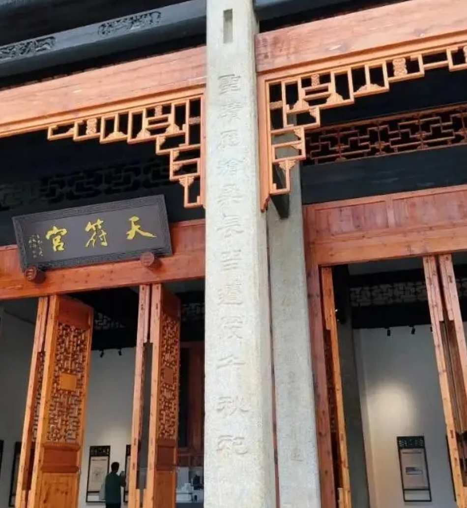 长沙天符宫内刻有对联的石柱子之一。 图片为网友发布