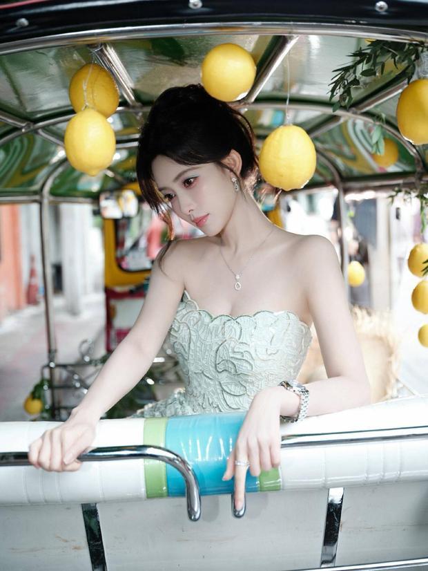 搜狐娱乐讯 9日，孟子义最新写真美照曝光，她身着薄荷绿抹胸裙清新靓丽，大方秀曼妙身姿，曲线迷人！