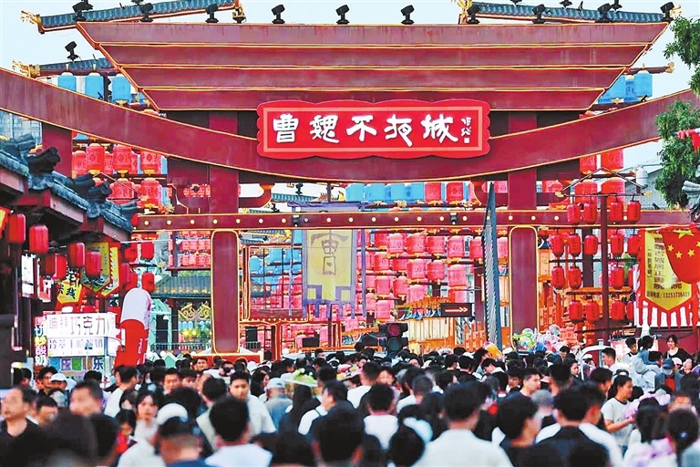 许昌曹魏古城内,汉服爱好者穿梭其中,与青砖黛瓦、飞檐斗拱相映成趣。记者 聂冬晗 摄