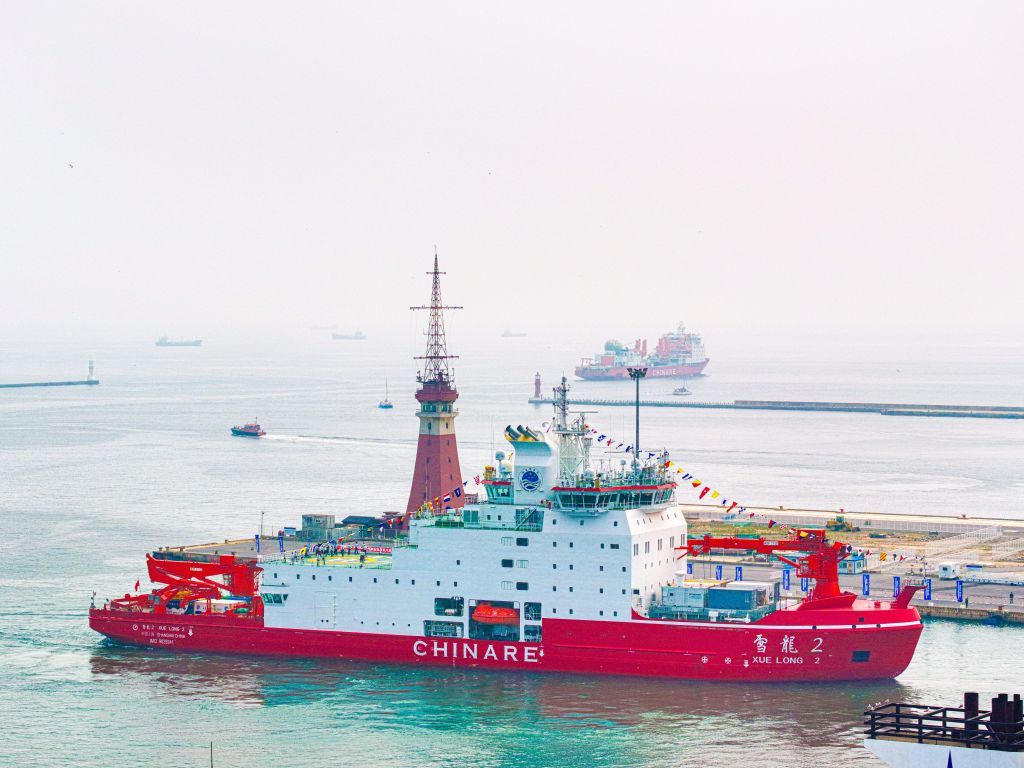 2026年7月3日,“雪龙”号驶离大连港,“雪龙2”号(前)准备离港(无人机照片)。7月3日,由自然资源部组织的中国第16次北冰洋考察队“雪龙”号、“雪龙2”号、“极地”号从辽宁大连起航,奔赴北冰洋。新华社发(桂子云摄)